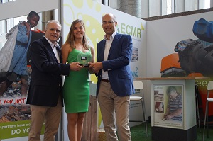 André Vonk, Managing Director of ECMR (left) presents Stijn Wildiers, Managing Director of BOMA Benelux (right) with the ECMR Distributor Sustainability Award at ISSA/Interclean Amsterdam. André Vonk, Managing Director of ECMR (left) presents Stijn Wildiers, Managing Director of BOMA Benelux (right) with the ECMR Distributor Sustainability Award at ISSA/Interclean Amsterdam.